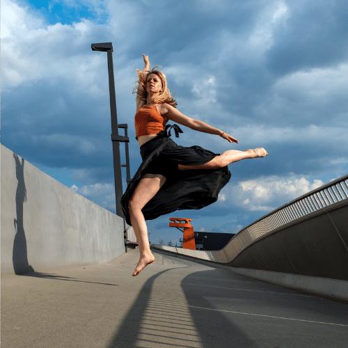 The Maxi Skirt & Cropped Tee Outfit Combo: A Classic Look with a Modern Twist